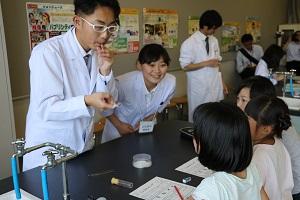 教育学部生物学ゼミ学生による小学校理科の出前講座2